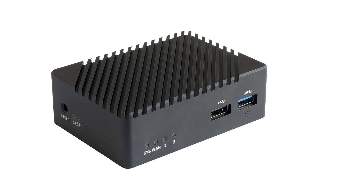 rX/box: kompaktes Edge-Gerät mit Kühlrippen, USB- und Netzwerkanschlüssen